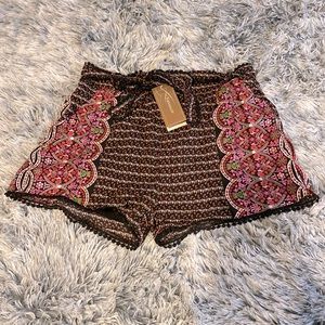 SUPER CUTE BLACK ELASTIC BAND SHORT W/BELT